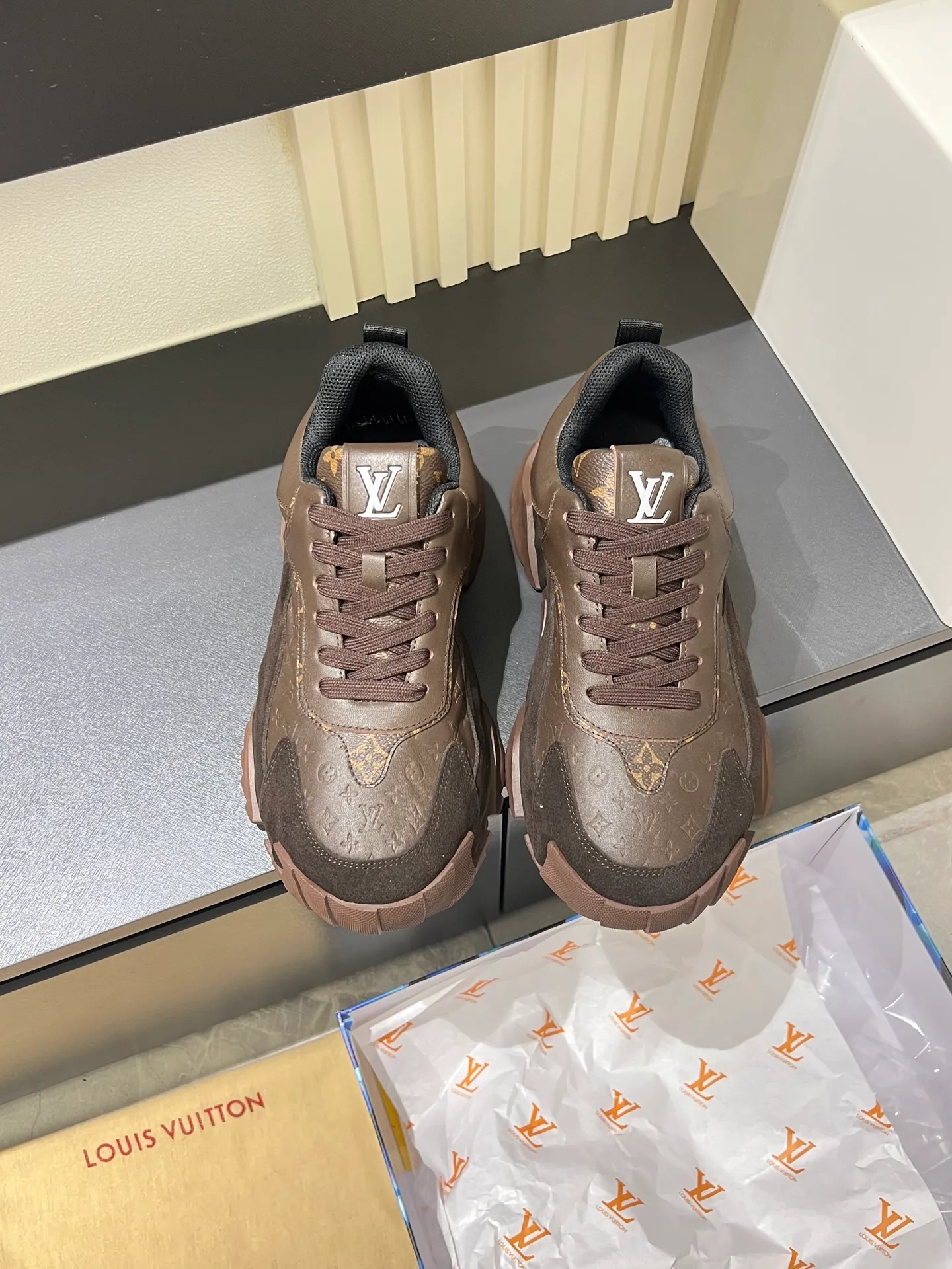 p600 "LOUI* VUITTO*" popular men's casual shoes, genuine development in Italy 💯Purchasing level quality ✔️The upper is made of first-layer cowhide, comfortable and soft sheepskin feet ⚡️ Fashionable and versatile, the toe last shape is firm and full, the soles are made from original LV molds and can be freely entered and exited the counter. Light and comfortable on the feet~Purely handmade, details determine quality! Size:39-44!